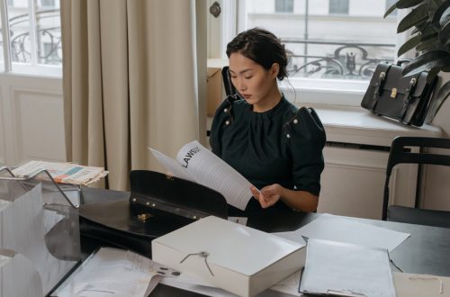 Kobieta w biurze wybiera dokumenty do zniszczenia