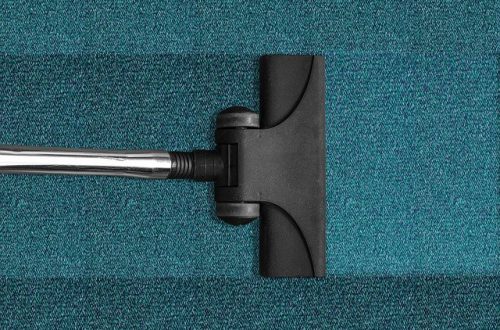 Odkurzacz na dywanie w domu