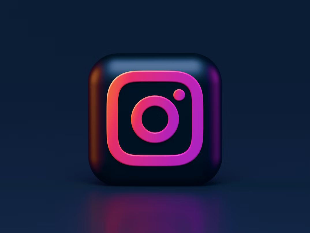 Kolorowe logo instagrama na czarnym tle